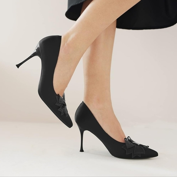 Women's Black Pointed Toe Stiletto Pumps w/ Rhinestone Bow Size 11 - Picture 3 of 9